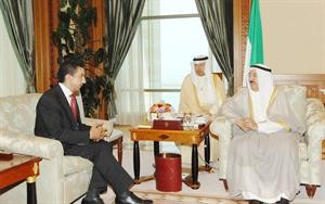 صاحب السمو الامير الشيخ صباح الاحمد خلال لقائه السفير المصري طاهر فرحات﻿