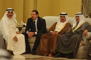 الشيخ علي بن خليفة ال خليفة والرئيس سعد الحريري يتوسطان الرئيس جاسم الخرافي وسمو رئيس الوزراء الشيخ ناصر المحمد في ديوان الخرافي في البدع امس 