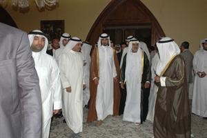 وزير التربية الاماراتي الشيخ نهيان بن مبارك ال نهيان ونجل امير قطر الشيخ جاسم بن حمد ال ثاني يقدمان واجب العزاء وفي استقبالهما لؤي جاسم الخرافي