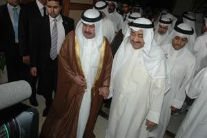 الرئيس جاسم الخرافي وطلال جاسم الخرافي لدى استقبال الشيخ علي بن خليفة ال خليفة ويبدو سفير مملكة البحرين لدى البلاد