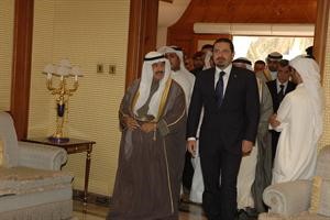 سمو رئيس الوزراء والرئيس سعد الحريري اثناء دخولهما لديوان الخرافي لتقديم واجب العزاء