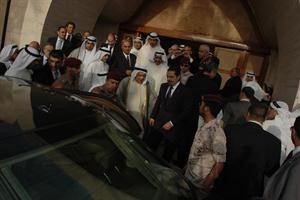عائلة الخرافي وقتيبة الغانم يودعون الحريري امام ديوان الخرافي في البدع امس 