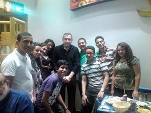دعاصم شرف مع اسرته في مطعم التابعي بوسط القاهرة ﻿