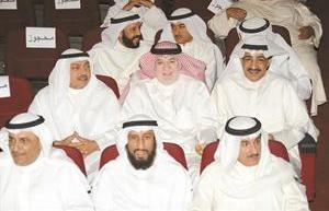 الداعية خالد الخراز وعن يمينه عبدالعزيز المخيزيم ويبدو الزميل حسن الصايغ والسويفان والشمري