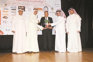 عصام الصقر يتسلم درع تكريم العم وائل جاسم الصقر﻿