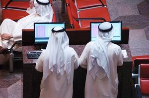 بعض المتداولين يتابعون العروض والطلبات عبر شاشة الكمبيوتر	قاسم باشا