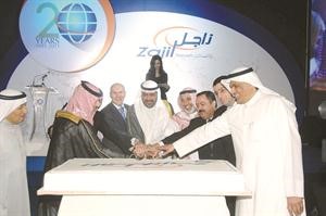 ويقطعون كيكة الاحتفال بالذكرى 20 لتاسيس زاجل﻿