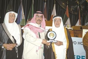الوزير معبدالله الحصين يقدم درعا تكريمية لـ الانباء يتسلمها نائب رئيس التحرير الزميل عدنان الراشد ويبدو محافظ المؤسسة العامة لتحلية المياه المالحة فهيد الشريف

