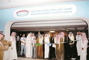 الوزير الحصين وكبار الحضور في افتتاح المعرض