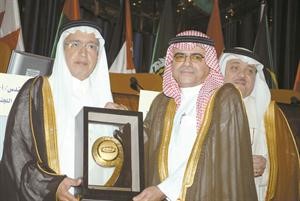 درع تكريمية لرئيس اللجنة العلمية للمؤتمر احمد المديهيم
