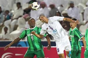 تنافس هوائي بين مدافع العين اسماعيل احمد ولاعب هانغجو لويس راميرز افپ