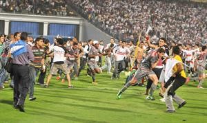 نزول الجماهير الى ستاد القاهرة والاعتداء على لاعبي الافريقي التونسي ادى لغرامة كبيرة على الزمالك