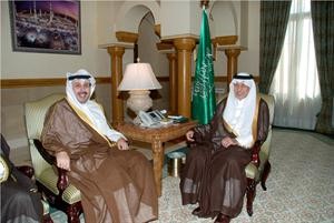 الامير خالد الفيصل خلال لقائه السفير الشيخ حمد جابر العلي
