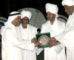 السفير دسليمان الحربي يتسلم درع التكريم
