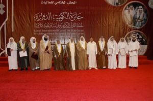 صاحب السمو والمستشار راشد الحماد مع اعضاء لجنة التحكيم﻿