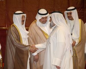 صاحب السمو مصافحا احد المشاركين﻿