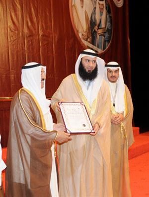 صاحب السمو الامير يقدم شهادة تقدير لاحد الفائزين﻿