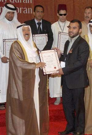 صاحب السمو الامير يقدم شهادة تقدير لاحد الفائزين﻿