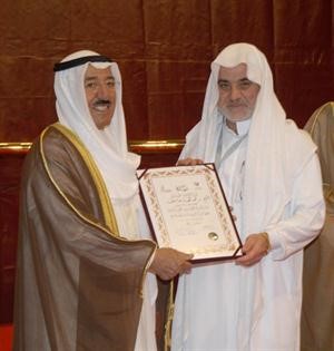 صاحب السمو مكرما احد المشاركين﻿