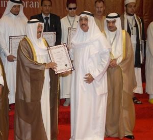 صاحب السمو الامير مكرما احد الفائزين بحضور عبدالله براك﻿