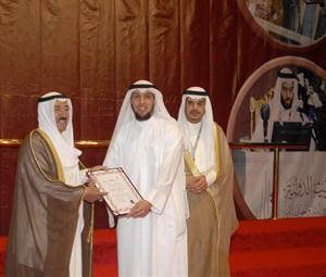 صاحب السمو يقدم شهادة تقدير لاحد الفائزين﻿
