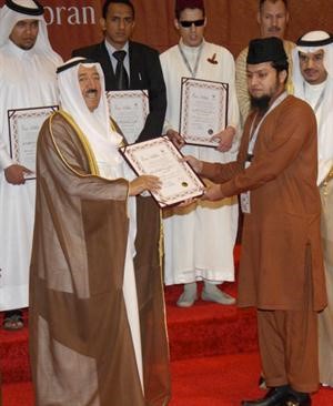 صاحب السمو مكرما احد الفائزين﻿