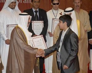 صاحب السمو مصافحا احد الفائزين﻿