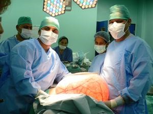 الفريق الطبي والورم المستاصل من المبيض الايمن للمريضة﻿