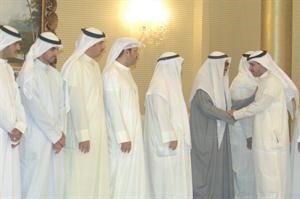 صالح الملا يقدم التعازي لعائلة الفقيد الراحل العم ناصر الخرافي﻿