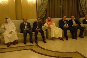 الشيخ مبارك الدعيج والسفير المصري طاهر فرحات مع بعض الحضور﻿