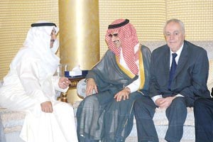 الامير الوليد بن طلال ود يحيى الجمل يقدمان واجب العزاء في فقيد الكويت الكبير العم ناصر الخرافيمحمد ماهر 