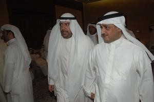 الشيخ احمد الفهد متوجها لاداء واجب العزاء وفي استقباله لؤي الخرافي﻿