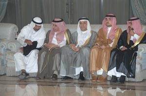 الشيخ راشد الحمود والسفير السعودي مع اعضاء الوفد السعودي بديوان الخرافي﻿