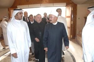 بعض رجال الدين يقدمون واجب العزاء﻿