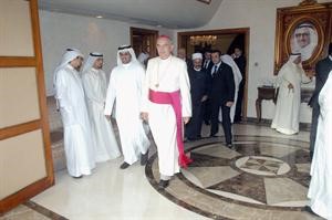 احد رجال الدين بديوان الخرافي لتقديم واجب العزاء﻿