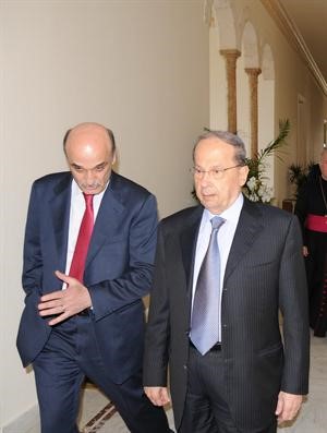 والجنرال العماد ميشال عون مرافقا دسمير جعجع الى قاعة الاجتماعات محمود الطويل