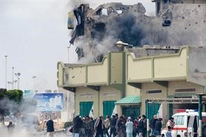 جانب من المعارك الشرسة التي شهدتها مدينة مصراتة امس افپ