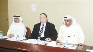 يوسف الجلاهمة الاول من اليمين مترئسا عمومية مجموعة الراي الاعلامية﻿