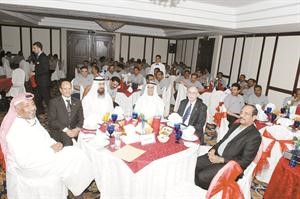 مبارك الساير يتقدم الحضور خلال الاحتفال
