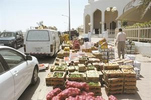 عرض خضار بجانب المسجد﻿
