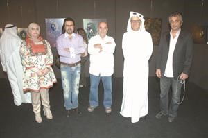رئيس تحرير القبس الزميل وليد النصف متوسطا القريني وبعض الحضور في المعرض﻿