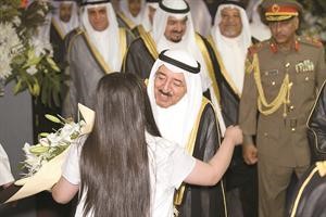 سموه يتلقى باقة من الززهور من احدى الفتيات﻿