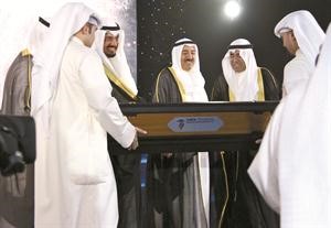صاحب السمو الامير الشيخ صباح الاحمد متسلما درعا تكريمية من الشيخ احمد العبدالله واسعد السعد﻿