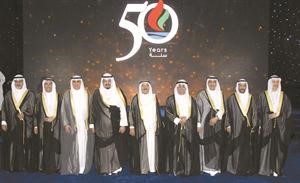صاحب السمو الشيخ صباح الاحمد متوسطا الشيخ احمد العبدالله وفاروق الزنكي واسعد السعد وقياديي شركة البترول الوطنية﻿