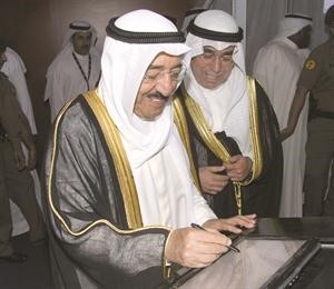 صاحب السمو يسجل كلمته في سجل الحضور بالشركة﻿