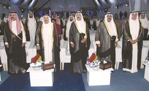 سمو الامير الشيخ صباح الاحمد وسمو ولي العهد الشيخ نواف الاحمد والشيخ جابر العبدالله والشيخ مشعل الاحمد وعبدالله الرومي في بداية الاحتفال﻿