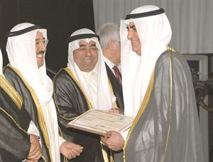 سمو الامير الشيخ صباح الاحمد مكرما فاروق الزنكي بحضور اسعد السعد﻿