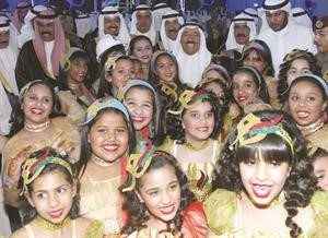 صاحب السمو الامير الشيخ صباح الاحمد وسمو ولي العهد الشيخ نواف الاحمد مع كوكبة من الاطفال﻿
