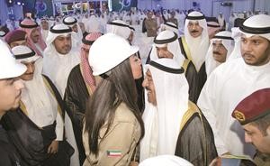 قبلة على راس صاحب السمو الامير من احدى المشاركات في الاوبريت﻿