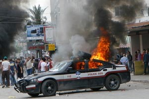 سيارة تابعة للشرطة تحترق وسط مدينة صور بعد اضرام الاهالي النار فيها	محمود الطويل﻿
